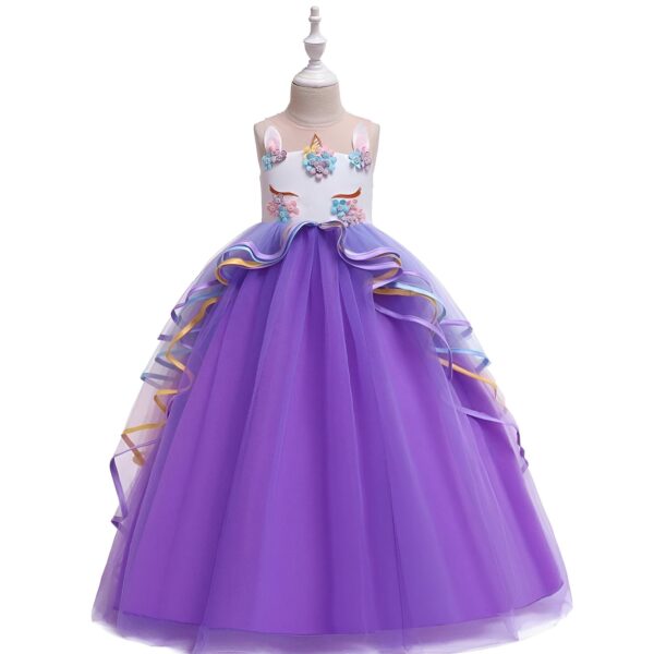 robe-princesse-licorne-fille-violet-3a.jpg Une robe de soirée violette pour fille avec des fleurs et une licorne.