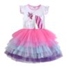 Une robe tutu rose et violette à manches courtes avec une licorne imprimée sur le devant.