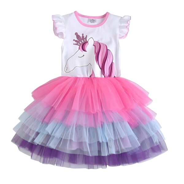 Une robe tutu rose et violette à manches courtes avec une licorne imprimée sur le devant.