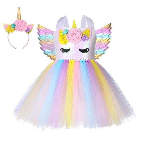 robe-tutu-licorne-fille-cosplay-1a.jpg Une robe de licorne avec des ailes et un serre-tête. La robe est faite de tulle et de paillettes et est de couleur arc-en-ciel. Les ailes sont faites de tissu et sont de couleur or. Le serre-tête est fait de plastique et est de couleur or avec des fleurs roses.