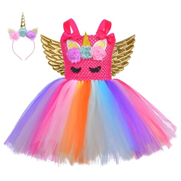 Une robe de tutu arc-en-ciel avec une licorne. La robe est rose et possède des ailes de licorne en or. Il y a aussi un serre-tête avec une licorne.