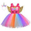 Une robe de tutu arc-en-ciel avec une licorne. La robe est rose et possède des ailes de licorne en or. Il y a aussi un serre-tête avec une licorne.