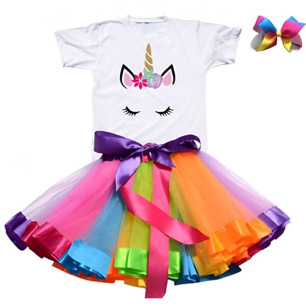 robe-tutu-licorne-multicolore-pour-fille-1a.jpg Ensemble de vêtements pour fille : t-shirt blanc avec motif licorne, tutu arc-en-ciel orné d'un ruban rose et violet, et barrette à cheveux multicolore. Vêtements mignons et colorés pour enfants., 45501416079615,45501416112383,45501416145151,45501416177919,45501416210687,45501416243455,45501416276223,45501416308991 | Licorne Shop