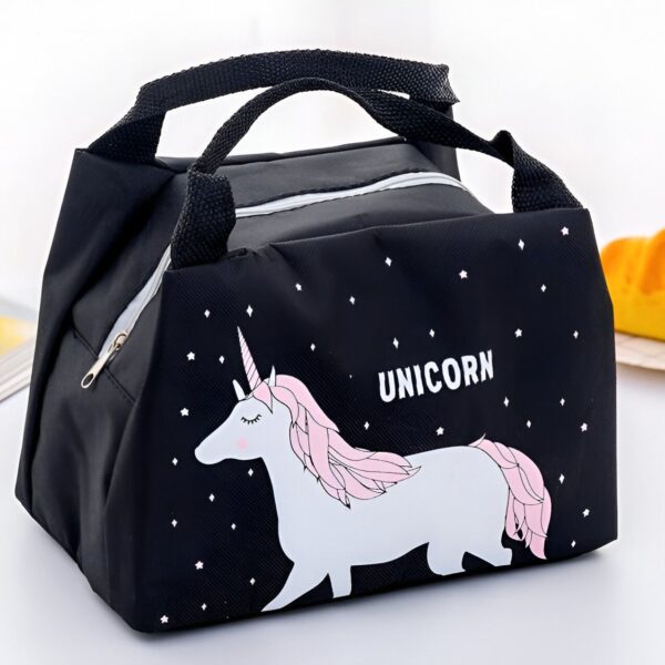 sac-a-dejeuner-isotherme-licorne-1a_f22957bc-aa81-4ce7-b511-60d649c39f89.jpg Sac à lunch noir avec motif de licorne blanche et détails roses. Sac isotherme avec fermeture éclair et anses noires, idéal pour conserver le déjeuner au frais., 45501374234879 | Licorne Shop