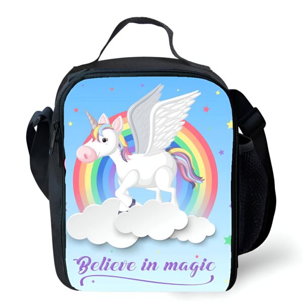 sac-a-dejeuner-isotherme-licorne-bleu-1a.jpg Sac à lunch noir avec une image d'un licorne ailée sur des nuages devant un arc-en-ciel et des étoiles. Il y a l'inscription "Believe in magic" en bas., 45501327573247 | Licorne Shop