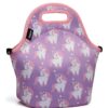 sac-a-dejeuner-isotherme-licorne-polaire-1a.jpg Sac à lunch violet Vaschy, motif licornes blanches et roses, bordure rose. Isotherme avec une poignée pour le transport. Idéal pour les enfants., 45501372989695 | Licorne Shop