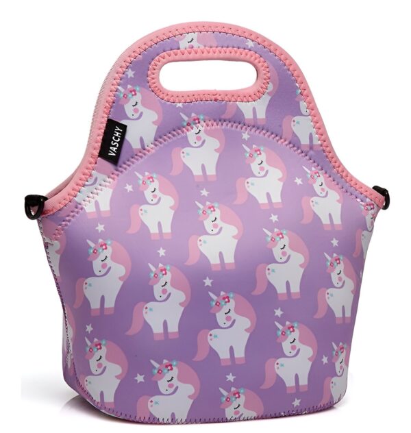 sac-a-dejeuner-isotherme-licorne-polaire-1a.jpg Sac à lunch violet Vaschy, motif licornes blanches et roses, bordure rose. Isotherme avec une poignée pour le transport. Idéal pour les enfants., 45501372989695 | Licorne Shop