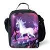 Sac à lunch noir avec un dessin d'un magnifique licorne blanche dans une forêt fantastique violette et rose. Une étoile brille au-dessus de la corne de la licorne, et des pétales roses flottent dans l'air., 45501372956927 | Licorne Shop
