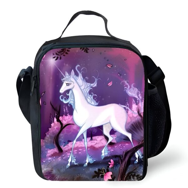 Sac à lunch noir avec un dessin d'un magnifique licorne blanche dans une forêt fantastique violette et rose. Une étoile brille au-dessus de la corne de la licorne, et des pétales roses flottent dans l'air., 45501372956927 | Licorne Shop