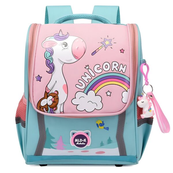 sac-a-dos-licorne-cp-1a.jpg Le cartable est bleu et rose avec une image de licorne dessus. La licorne est blanche avec une crinière et une queue arc-en-ciel. Elle porte un collier de fleurs et a une étoile sur le front. Le cartable a également une poignée rose et des bretelles bleues. Il y a un oiseau bleu sur le côté du cartable et un porte-clés en forme de licorne.