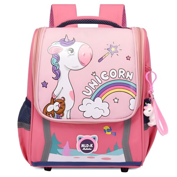 Une image d'un sac à dos rose avec une image de licorne dessus. Le sac à dos est également décoré d'un arc-en-ciel, d'étoiles et d'un nuage.