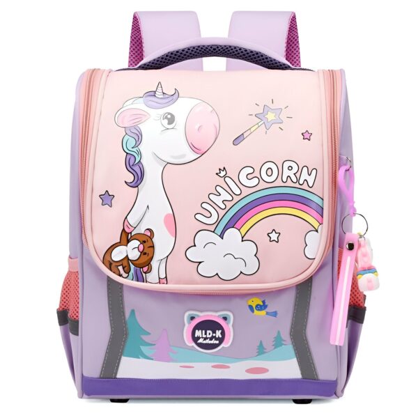Une image d'un sac à dos rose et violet avec une image de licorne dessus. La licorne est blanche et a une crinière et une queue arc-en-ciel. Elle porte un collier avec un pendentif en forme d'étoile. Le sac à dos a deux compartiments principaux, une poche avant et deux poches latérales. Il est également doté de bretelles réglables et d'une poignée de transport.