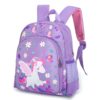 sac-a-dos-licorne-fille-2a.jpg Le cartable est de couleur mauve avec une image de licorne blanche et rose avec des ailes et des fleurs.