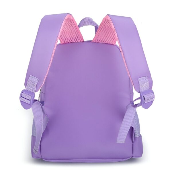 sac-a-dos-licorne-fille-3a.jpg Un sac à dos rose et violet avec des oreilles de lapin.