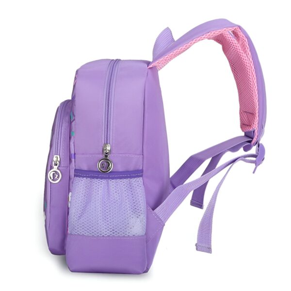sac-a-dos-licorne-fille-4a.jpg Un sac à dos rose et violet avec des oreilles de lapin. Il est fait de nylon et possède une poche principale zippée, une poche avant zippée et deux poches latérales en filet. Les bretelles sont réglables et rembourrées. Le sac à dos est idéal pour la maternelle ou le préscolaire.