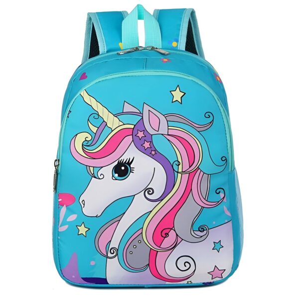 sac-a-dos-licorne-fille-6a.jpg Une image d'un sac à dos bleu avec une licorne blanche et rose. La licorne a une crinière et une queue arc-en-ciel. Le sac à dos est également décoré d'étoiles et de fleurs.