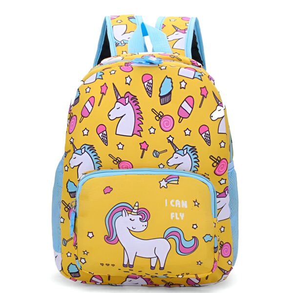 sac-a-dos-licorne-jaune-pour-enfant-1a.jpg Sac à dos jaune pour enfants avec des motifs d'unicorne, de glaces et d'étoiles. Bretelles bleues claires. Inscription "I CAN FLY". Idéal pour l'école maternelle ou les sorties., 45501275799807 | Licorne Shop