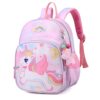 sac-a-dos-licorne-rose-fille-1a.jpg Une image d'un sac à dos rose et violet avec une licorne ailée dessus. Le sac à dos est décoré de cœurs, d'étoiles et de lunes. Il y a un arc-en-ciel au-dessus de la licorne et un pendentif en forme de licorne sur le côté.
