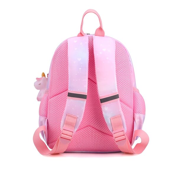 sac-a-dos-licorne-rose-fille-2a.jpg Une image d'un sac à dos rose et violet avec une licorne en peluche accrochée à la fermeture éclair. Le sac à dos est fait d'un matériau à paillettes et a des étoiles et des lunes imprimées dessus. Il y a un grand compartiment principal et une petite poche avant zippée. Les bretelles sont réglables et il y a une poignée sur le dessus du sac à dos pour le porter.