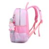 sac-a-dos-licorne-rose-fille-3a.jpg Le cartable est rose et violet avec une image de licorne. Il possède deux compartiments principaux à fermeture éclair, deux poches latérales en filet et une poignée de transport sur le dessus. Les bretelles sont réglables et rembourrées.