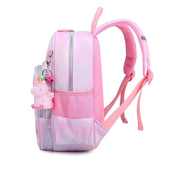 sac-a-dos-licorne-rose-fille-3a.jpg Le cartable est rose et violet avec une image de licorne. Il possède deux compartiments principaux à fermeture éclair, deux poches latérales en filet et une poignée de transport sur le dessus. Les bretelles sont réglables et rembourrées.
