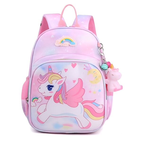sac-a-dos-licorne-rose-fille-4a.jpg Le cartable est rose et possède une illustration de licorne. Il est décoré d'un arc-en-ciel, d'un nuage et d'une étoile. Il possède également une petite figurine de licorne accrochée à la fermeture éclair.