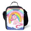 sac-a-lunch-isotherme-licorne-et-arc-en-ciel-pour-enfant-1a.jpg Sac à lunch noir avec image d'un mignon petit poney rose, assis sur un nuage blanc avec un arc-en-ciel coloré en arrière-plan et de petites étoiles colorées sur le fond., 45501373186303 | Licorne Shop