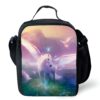 sac-a-lunch-licorne-en-papier-kraft-ecologique-1a.jpg Sac à déjeuner noir avec image d'un Pégase blanc dans un paysage de rêve. Le Pégase a de grandes ailes et se tient dans un champ fleuri avec des montagnes en arrière-plan. Un oiseau blanc vole dans le ciel., 45501372760319 | Licorne Shop