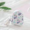 sac-a-main-licorne-arc-en-ciel-de-walmart-1a.jpg Petit sac à dos blanc pour enfants, motif licornes, nuages et coeurs colorés, fermeture éclair et lanières décoratives. Accessoire mignon et tendance pour ranger de petites affaires., 45501166846207 | Licorne Shop
