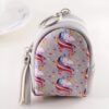 sac-a-main-licorne-betsey-magique-1a.jpg Petit porte-monnaie gris en forme de sac à dos avec motif licorne arc-en-ciel, fermeture éclair blanche et porte-clés argenté., 45501188145407 | Licorne Shop