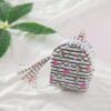 sac-a-main-licorne-fantaisie-1a.jpg Petit sac à dos pour enfants avec motif licornes, coeurs, arcs-en-ciel et rayures noires sur fond blanc. Il possède une fermeture éclair et un pompon décoratif., 45501164650751 | Licorne Shop