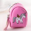 sac-a-main-licorne-fantaisie-1a_09467541-9bcc-4aaa-bc90-487990f8ce7c.jpg Petit sac à dos rose en forme de bourse avec un imprimé de licorne ailée blanche à rayures arc-en-ciel, agrémenté d'un pompon décoratif. Idéal pour ranger de la petite monnaie., 45501182836991 | Licorne Shop