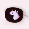 sac-a-main-licorne-noir-en-cuir-1a.jpg Image d'un porte-monnaie noir avec un motif de licorne brodé en blanc, rose et or. Le porte-monnaie a une fermeture éclair et une chaînette en métal argenté., 45501163929855 | Licorne Shop