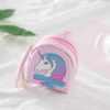 sac-a-main-licorne-rose-pastel-1a.jpg Mignon petit porte-monnaie rose à pois blancs en forme de sac à dos, orné d'un dessin de licorne avec une crinière bleue et violette, et un ruban turquoise. Fermeture éclair dorée et détails soignés., 45501374955775 | Licorne Shop