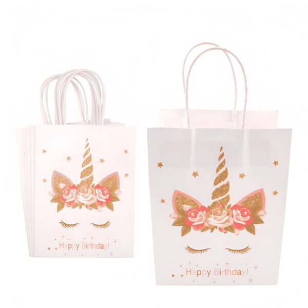 sac-de-fete-licorne-pour-cadeaux-anniversaire-1a.jpg Deux sacs cadeaux blancs avec un motif de licorne dorée et rose et l'inscription "Happy Birthday"., 45501323870463 | Licorne Shop