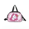 Sac de sport rose avec motif de licorne blanche à crinière rose et corne dorée, entourée de cœurs roses. Le sac a des anses noires et une bandoulière., 45501327114495 | Licorne Shop
