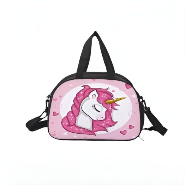 sac-de-sport-et-voyage-licorne-les-marshalls-du-sherif-1a.jpg Sac de sport rose avec motif de licorne blanche à crinière rose et corne dorée, entourée de cœurs roses. Le sac a des anses noires et une bandoulière., 45501327114495 | Licorne Shop