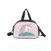 Sac de sport rose avec dessin d'une licorne blanche à la crinière multicolore, reposant sur des nuages verts. Idéal pour les enfants, pour le sport ou les voyages., 45501326590207 | Licorne Shop
