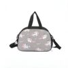 sac-de-sport-licorne-spacieux-et-resistant-1a.jpg Sac de sport gris avec motif licorne rose et blanche. Poignées noires sur le dessus et une bandoulière noire sur le côté., 45501327147263 | Licorne Shop