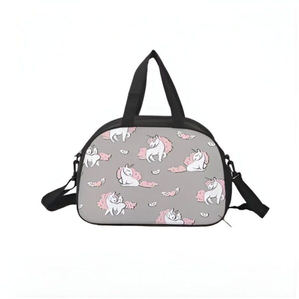 sac-de-sport-licorne-spacieux-et-resistant-1a.jpg Sac de sport gris avec motif licorne rose et blanche. Poignées noires sur le dessus et une bandoulière noire sur le côté., 45501327147263 | Licorne Shop