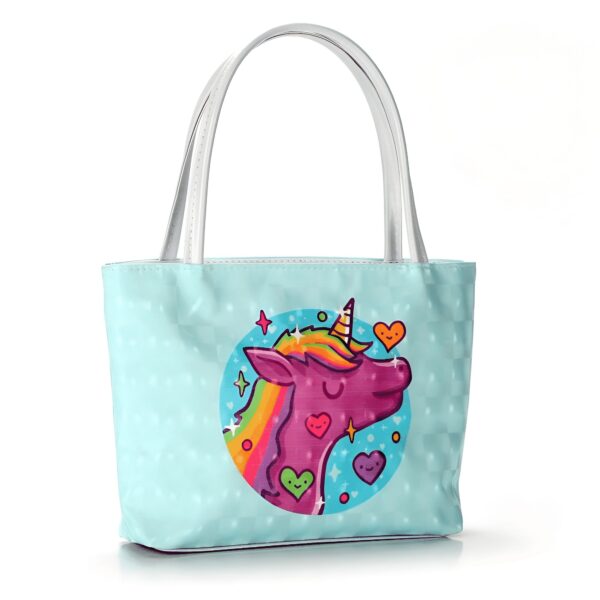 sac-fourre-tout-en-toile-licorne-imprime-etoiles-1a.jpg Sac à main turquoise avec motif licorne rose et arc-en-ciel entourée de coeurs et d'étoiles. Les anses du sac sont argentées., 45501642342655 | Licorne Shop