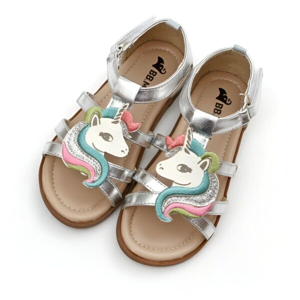 Sandales argentées pour enfant, ornées de licornes colorées. Chaussures d'été fantaisie pour filles. Mode enfantine, style mignon et original. Idéal pour les petites princesses., 45502070718719,45502070751487,45502070784255,45502070817023,45502070849791,45502070882559,45502070915327,45502070948095,45502070980863 | Licorne Shop