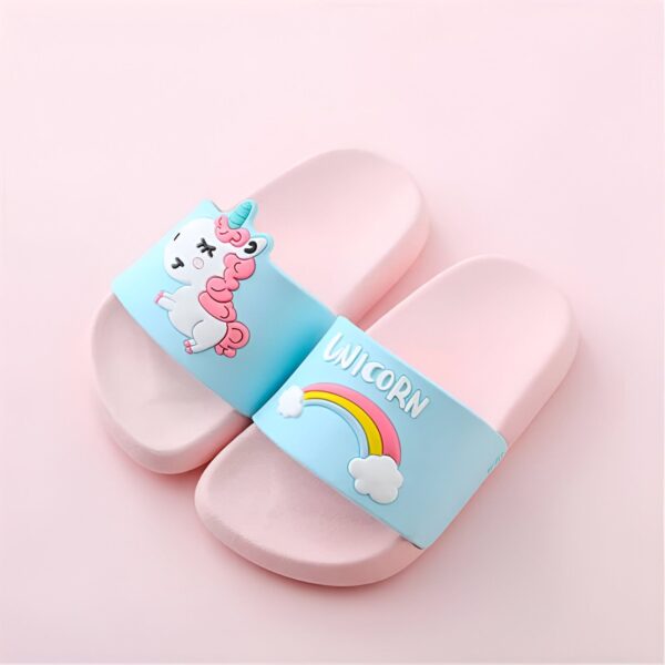 Paire de pantoufles roses pour enfants avec des motifs de licornes et d'arcs-en-ciel sur une bande bleue claire., 45502345249023,45502345281791,45502345314559,45502345347327,45502345380095,45502345412863,45502345445631,45502345478399,45502345511167 | Licorne Shop