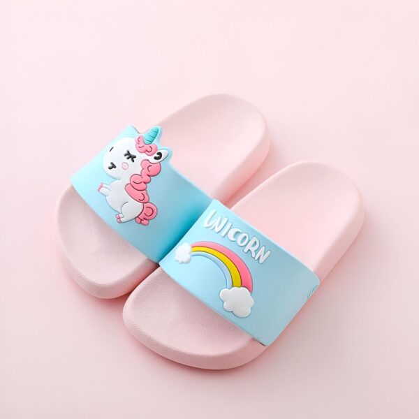 Deux jolies claquettes roses et bleues pour enfants, ornées d'un motif de licorne et d'un arc-en-ciel. Chaussures d'été amusantes et confortables., 45502341284095,45502341316863,45502341349631,45502341382399,45502341415167,45502341447935,45502341480703,45502341513471,45502341546239 | Licorne Shop