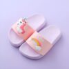 sandales-licorne-confortables-pour-enfants-taille-4-1a.jpg Paire de sandales pour enfants, violettes et roses pastel, décorées avec un motif licorne et un arc-en-ciel. Chaussures d'été mignonnes et confortables., 45502340661503,45502340694271,45502340727039,45502340759807,45502340792575,45502340825343,45502340858111,45502340890879,45502340923647 | Licorne Shop