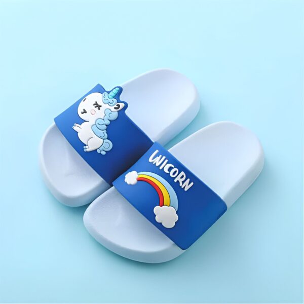 sandales-licorne-enfant-confortables-1a-1.jpg Paire de jolies claquettes blanches pour enfants décorées d'un motif de licorne bleue et d'un arc-en-ciel. Chaussures d'été ludiques et confortables pour les petits pieds., 45502339776767,45502339809535,45502339842303,45502339875071,45502339907839,45502339940607,45502339973375,45502340006143,45502340038911 | Licorne Shop