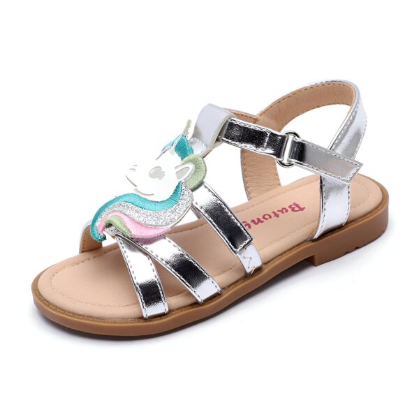 sandales-licorne-fille-1a.jpg Une sandale argentée pour enfant avec une décoration de licorne colorée sur le dessus.