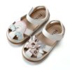 sandales-licorne-fille-confortables-little-smart-1a.jpg Sandales blanches pour enfants décorées d'un arc-en-ciel et de nuages sur l'une, et d'une licorne rose et argentée sur l'autre. Chaussures d'été pour filles., 45502062067967,45502062100735,45502062133503,45502062166271,45502062199039,45502062231807,45502062264575,45502062297343,45502062330111 | Licorne Shop