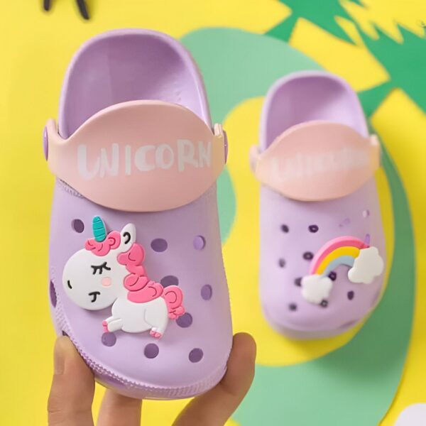 sandales-licorne-fille-pour-la-plage-et-la-piscine-1a-1.jpg Paire de sabots pour enfants lilas et roses, ornés de motifs licorne et arc-en-ciel. Chaussures confortables et ludiques pour les petits pieds., 45502059577599,45502059610367,45502059643135,45502059675903,45502059708671,45502059741439,45502059774207,45502059806975,45502059839743 | Licorne Shop