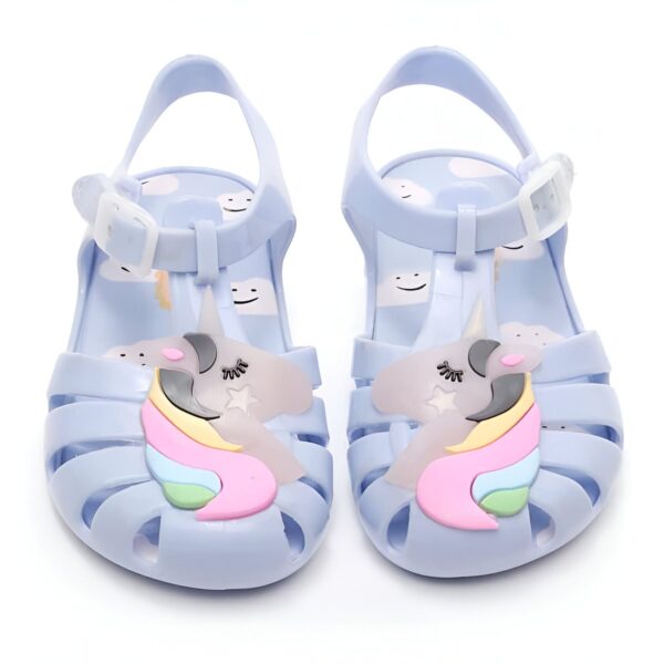sandales-licorne-meli-avec-arc-en-ciel-1a-1.jpg Paire de sandales de plage bleues pour enfants, décorées de motifs de licorne colorée. Chaussures parfaites pour l'été, confortables et mignonnes., 45502337777919,45502337810687,45502337843455,45502337876223,45502337908991,45502337941759,45502337974527,45502338007295,45502338040063 | Licorne Shop